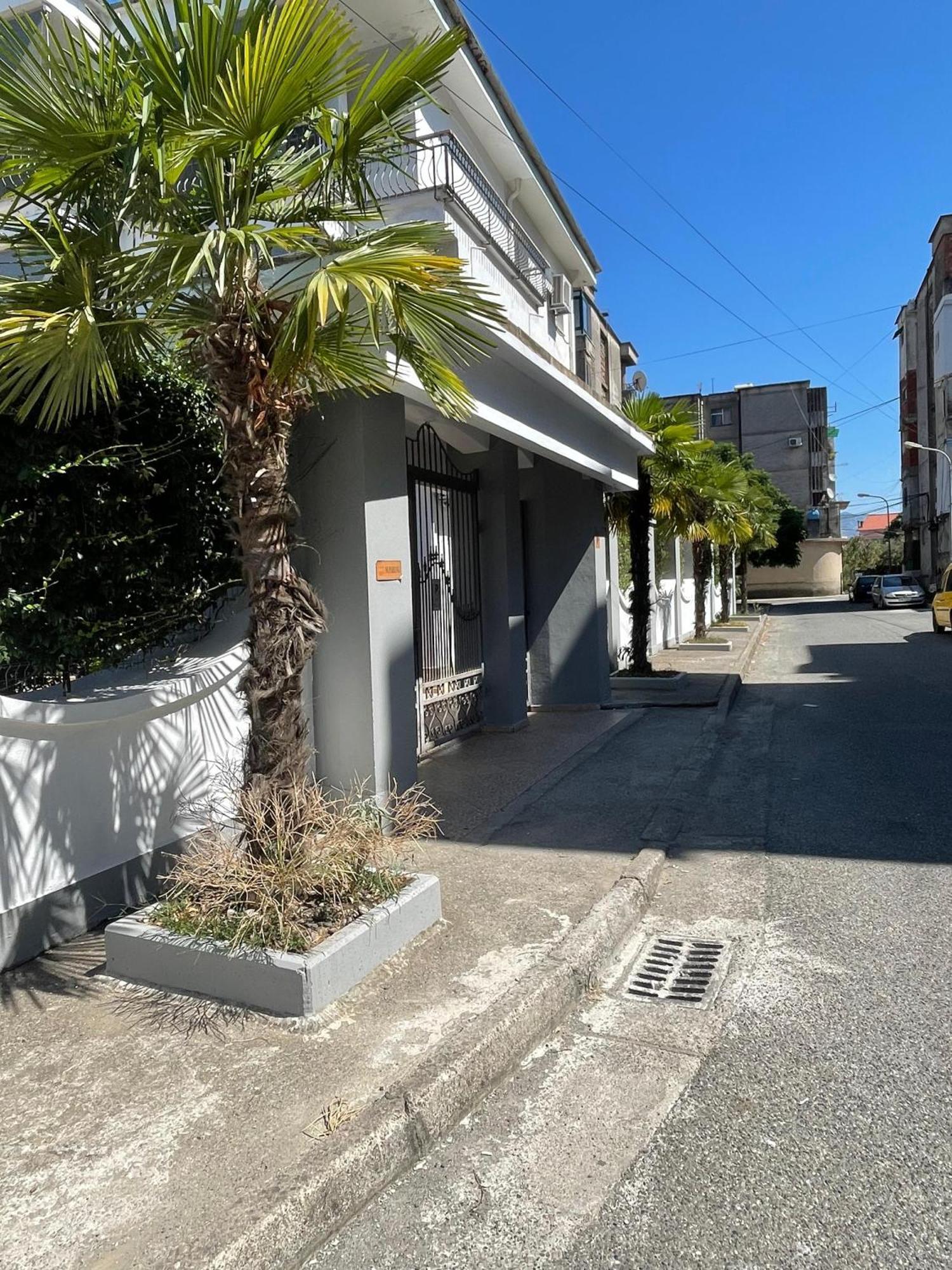 Las Palmas Guesthouse Shkodër Esterno foto