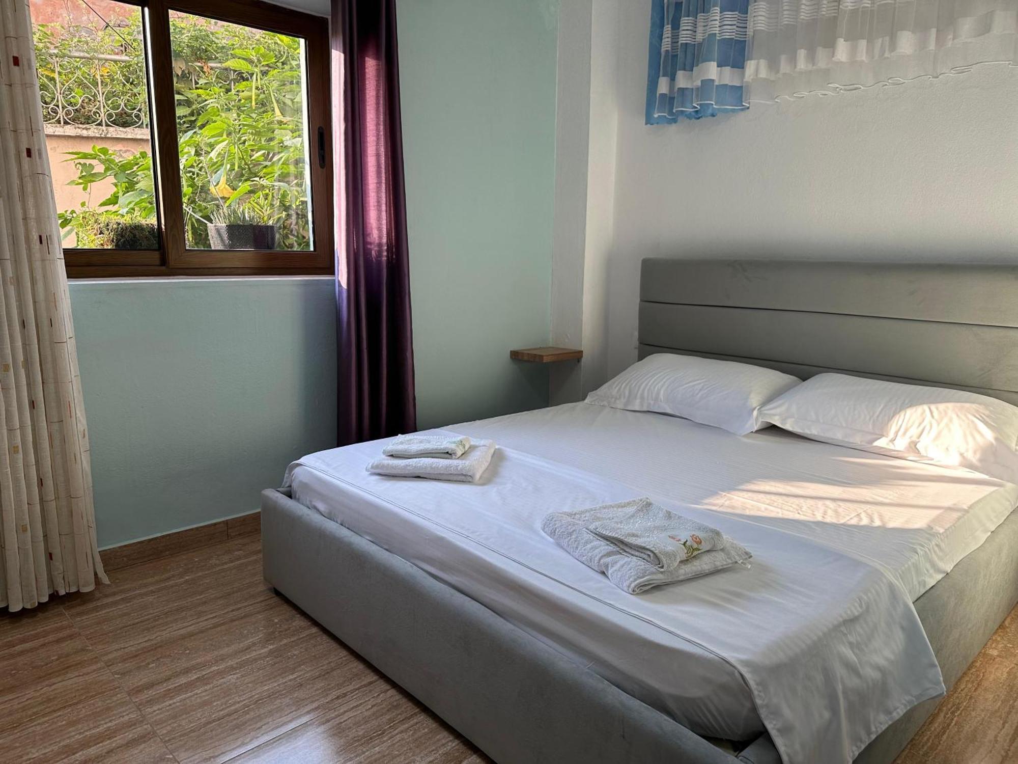 Las Palmas Guesthouse Shkodër Esterno foto